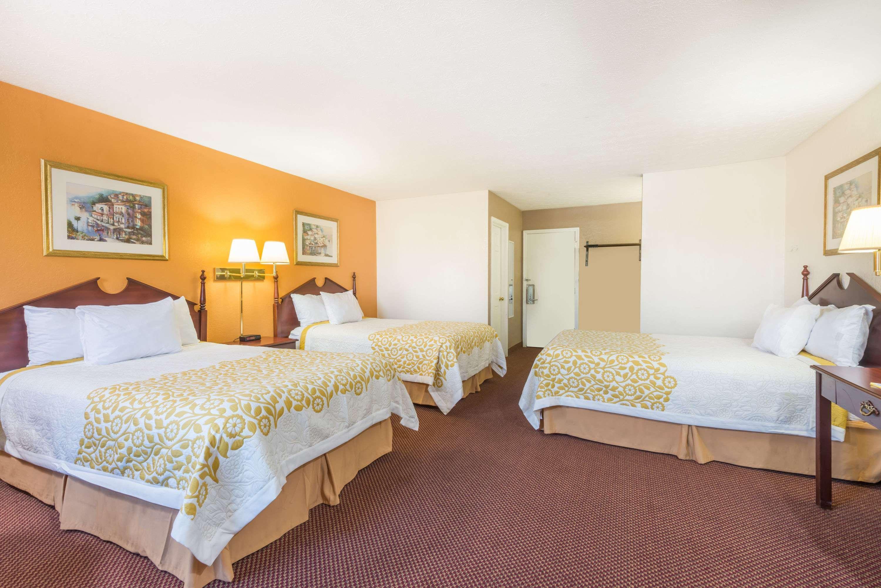 Days Inn By Wyndham Amherst Εξωτερικό φωτογραφία