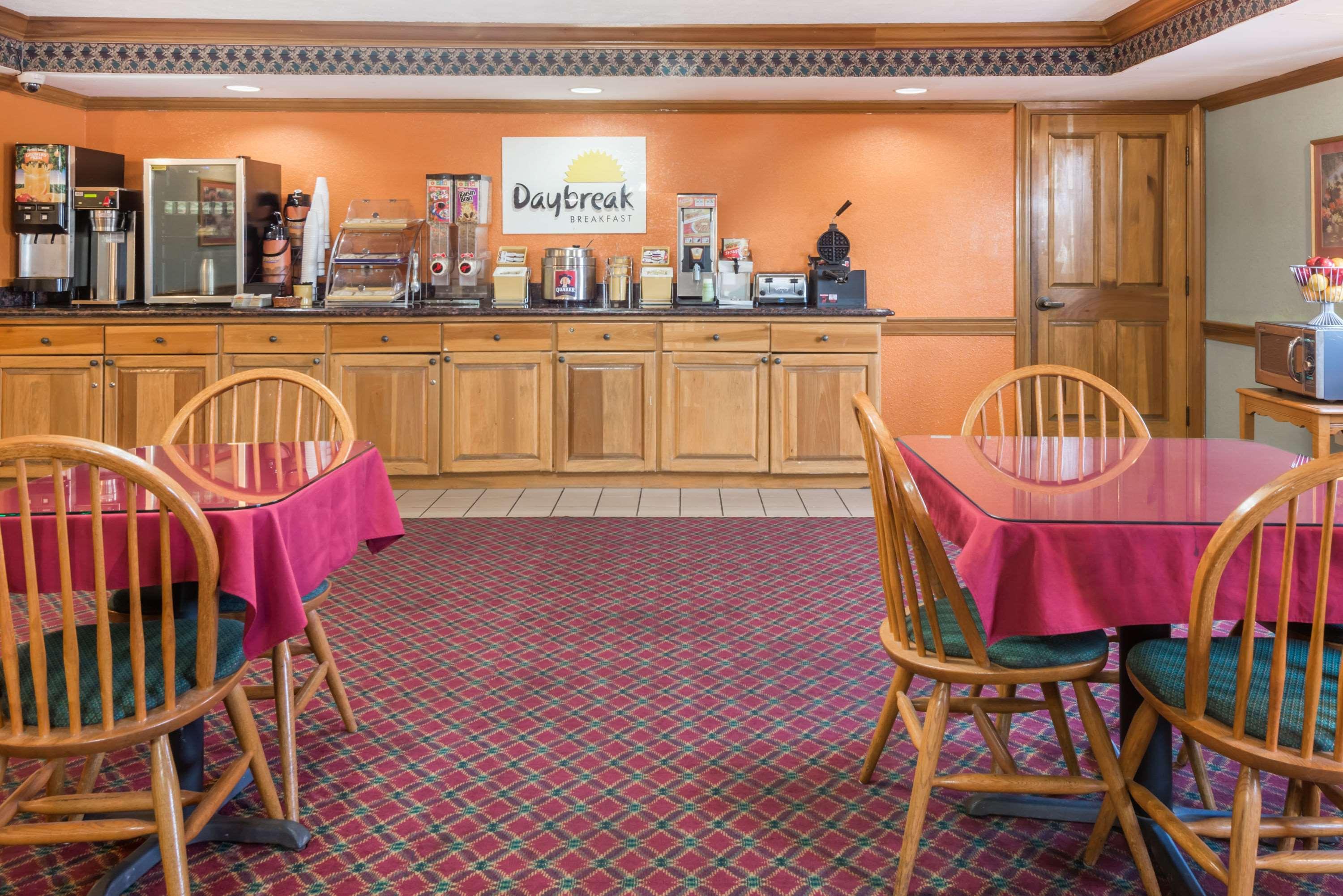 Days Inn By Wyndham Amherst Εξωτερικό φωτογραφία