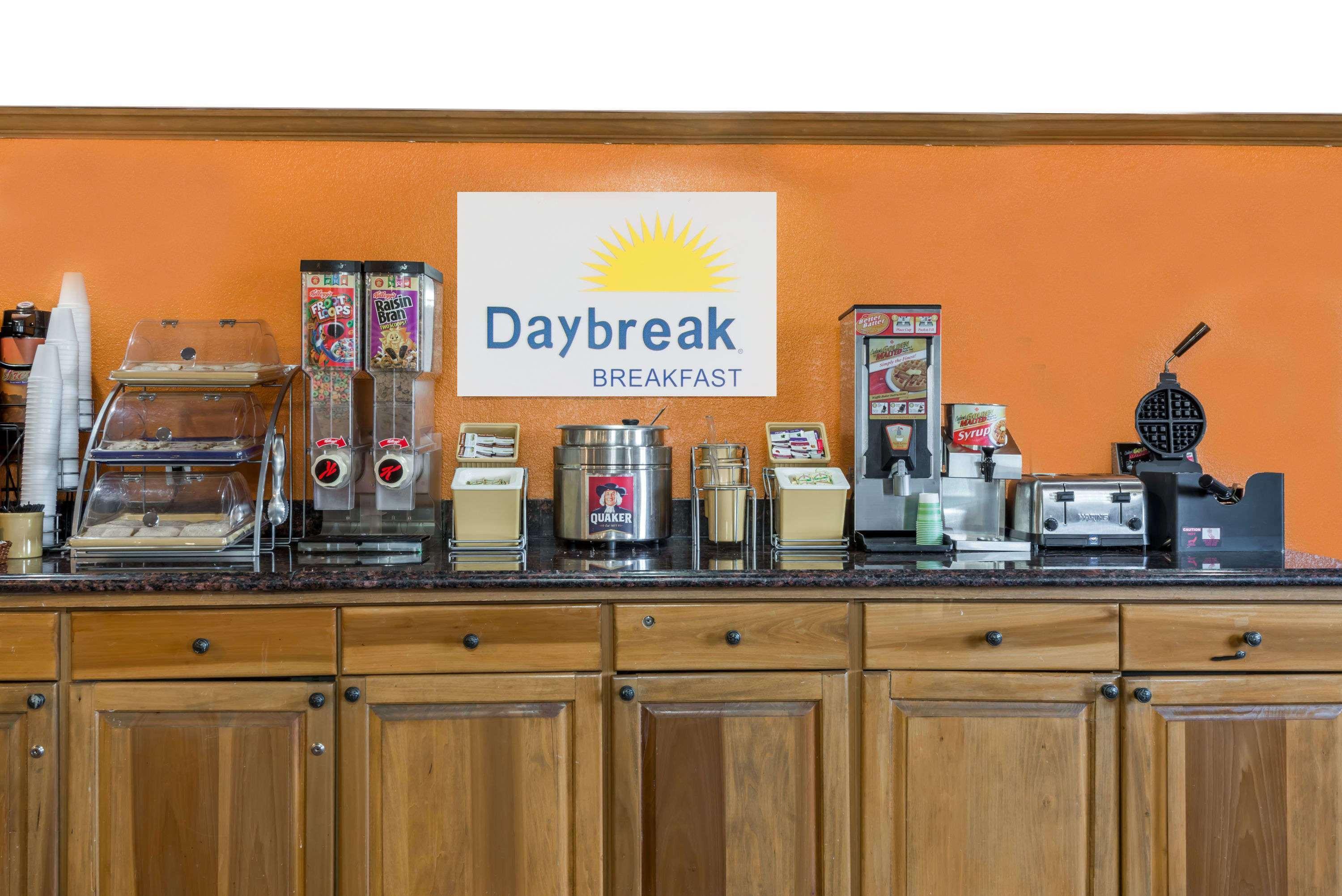 Days Inn By Wyndham Amherst Εξωτερικό φωτογραφία
